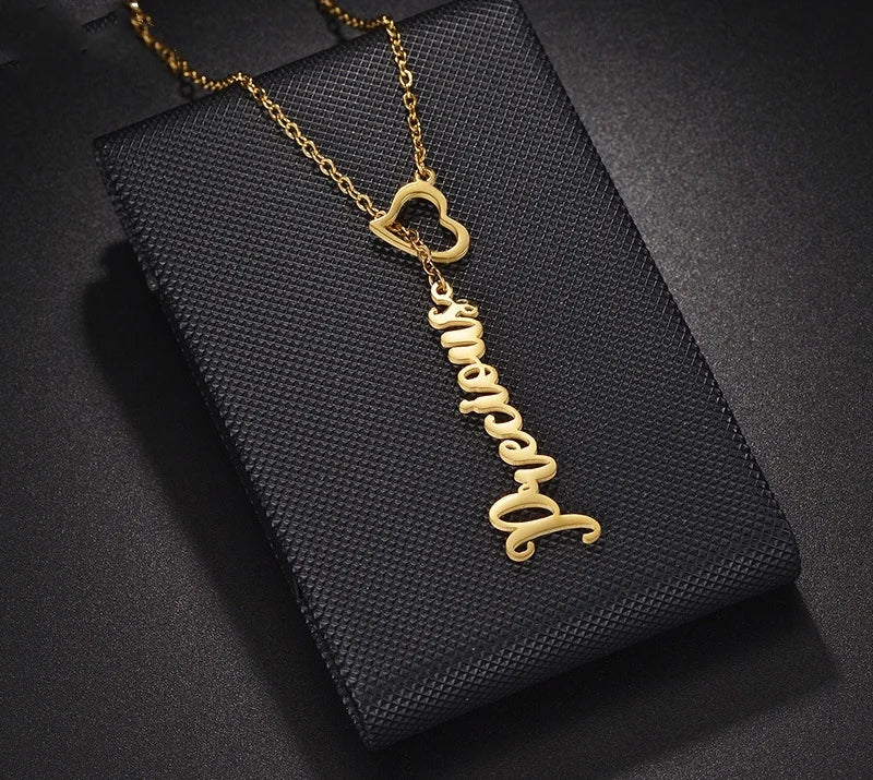 Gepersonaliseerde hartvormige hanger met naam aan een ketting