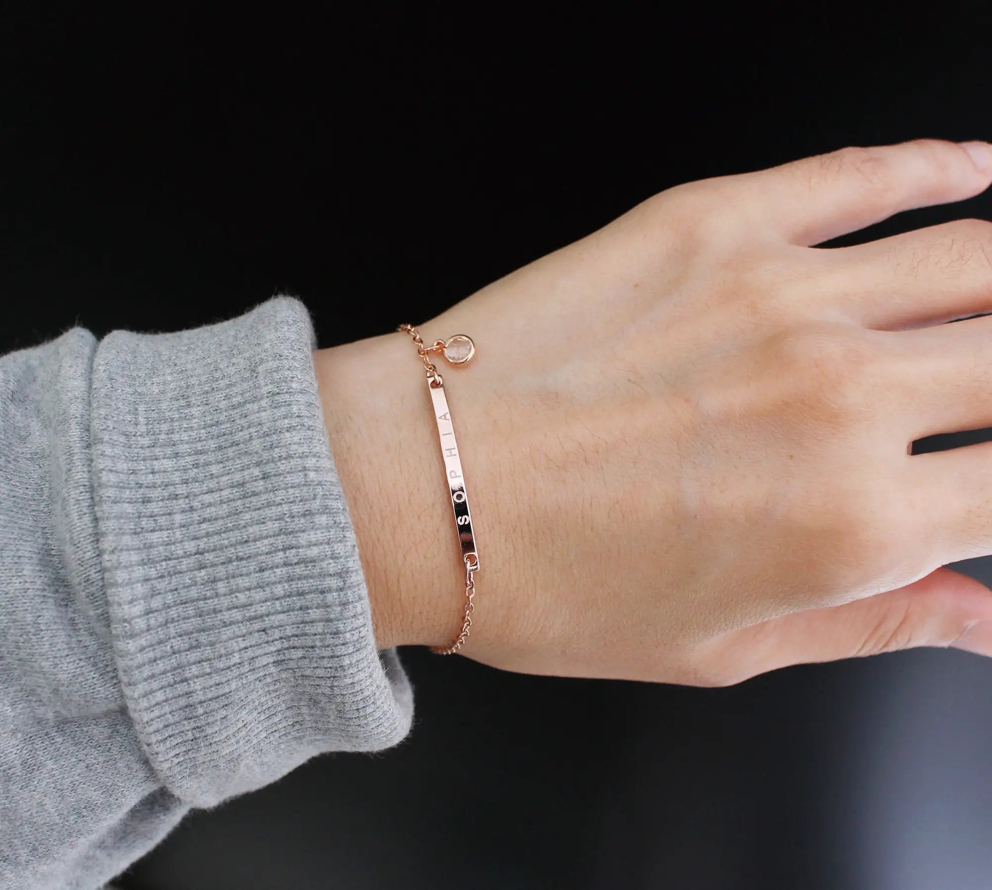 Maßgefertigtes, gebogenes Armband aus 925er Silber mit Geburtsstein