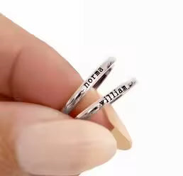 Gepersonaliseerde naamring – op maat gemaakte titanium stalen ring