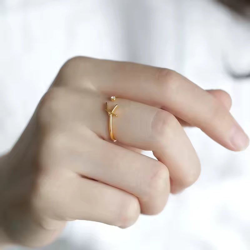 Ring met gepersonaliseerde initialen en geboortesteen